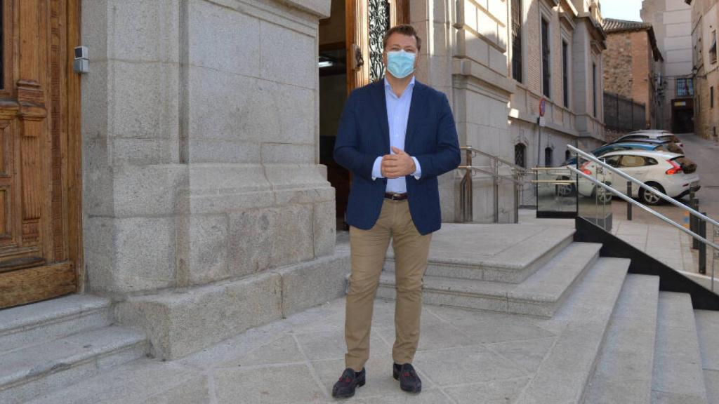 Pedro Congosto a las puertas de la Diputación de Toledo