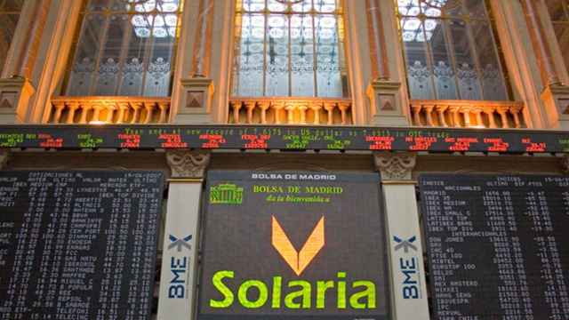 Panel con el logotipo de Solaria en la Bolsa de Madrid.