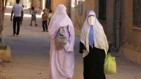 Dos mujeres argelinas, en una calle del país.