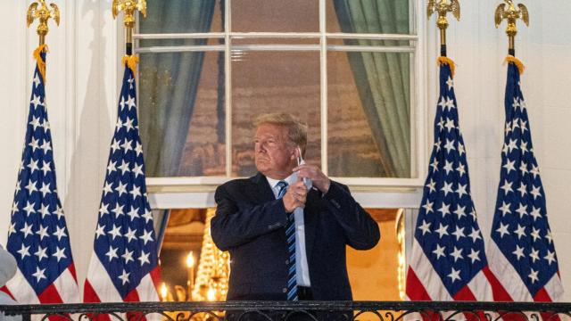 El presidente de los Estados Unidos, Donald Trump, tras recibir el alta sanitaria.