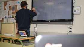 Un profesor con una pizarra digital