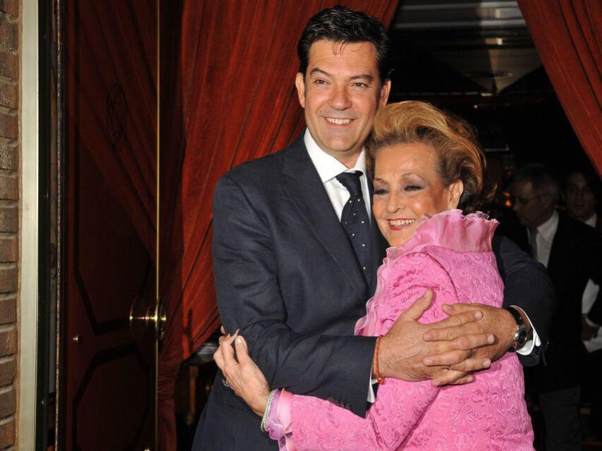 Carmen Sevilla junto a su hijo Augusto en octubre de 2010.