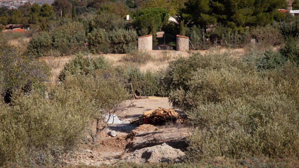 Parte de la tierra levantada para fabricar el búnker