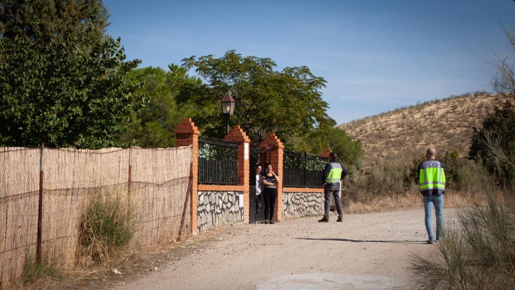 Las familiares hablan con la policía en la entrada a la casa.