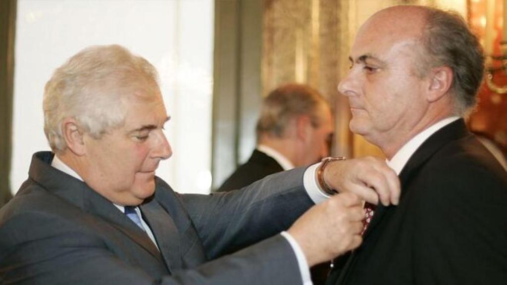 García-Castellón recibiendo del ministro francés de Justicia, Pascal Clément, la Legión de Honor, en 2006.