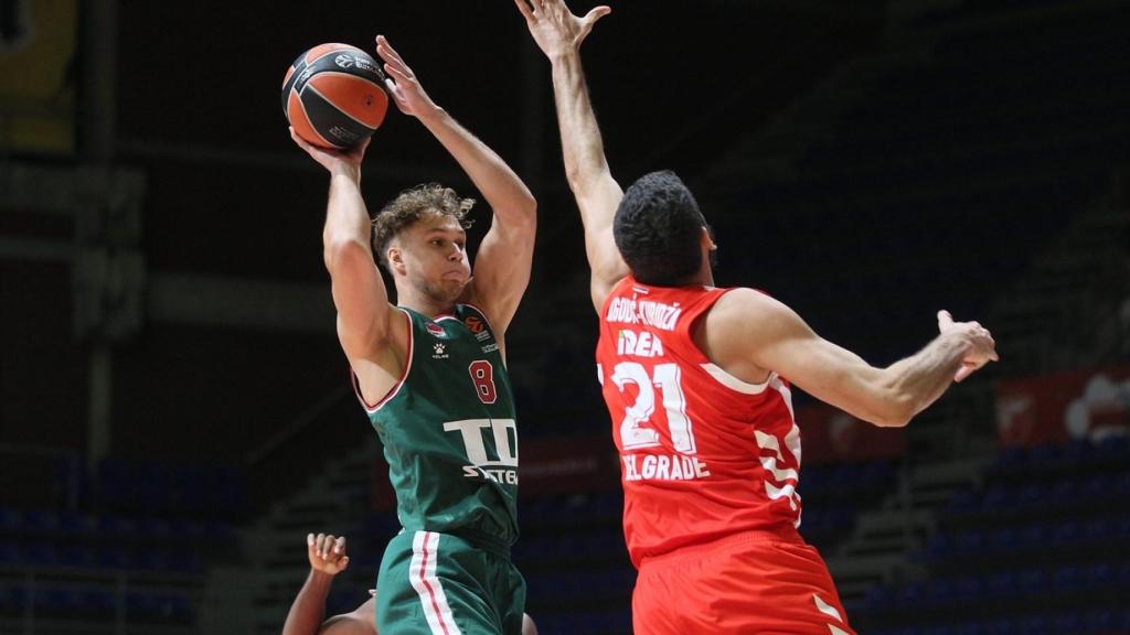 Sedekerskis, jugador del Baskonia, lanzando a canasta