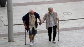 Un hombre y una mujer caminan por una calle de Alcobendas. EFE/Juan Carlos Hidalgo