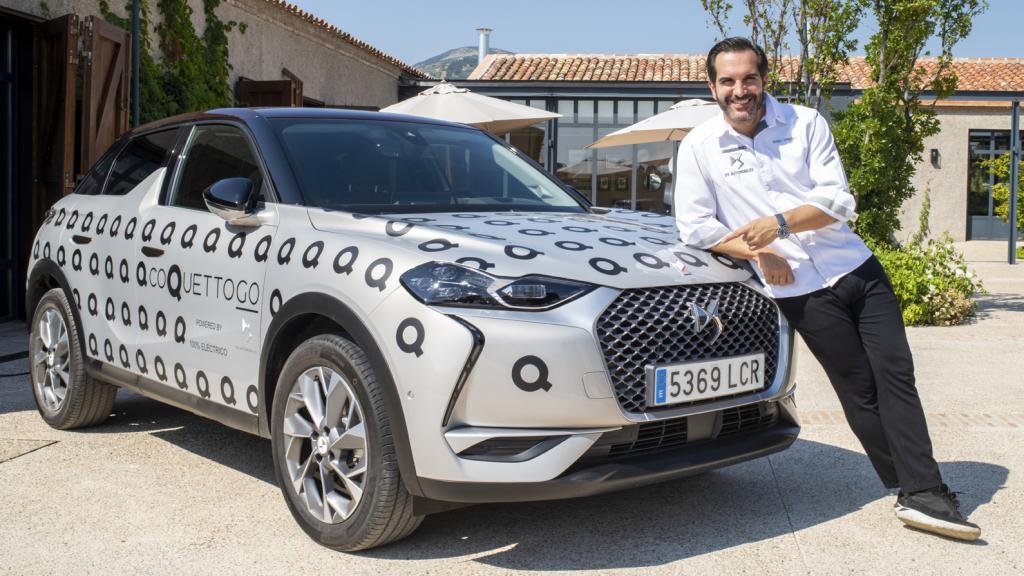 Mario Sandoval junto a su coche eléctrico, el DS 3 Crossback e-Tense, personalizado para CoquettoGo.