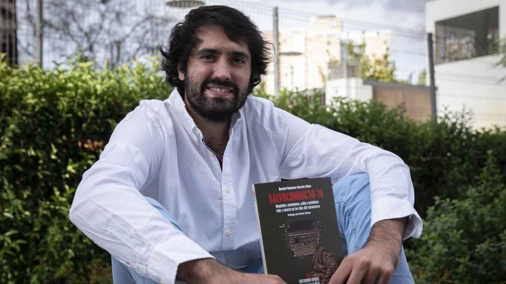Daniel Ramírez García-Mina sujetando su nuevo libro, 'Salvoconducto-19'.