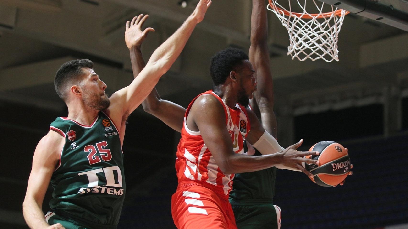 Loyd, jugador del Estrella Roja, penetrando a canasta ante la defensa del Baskonia