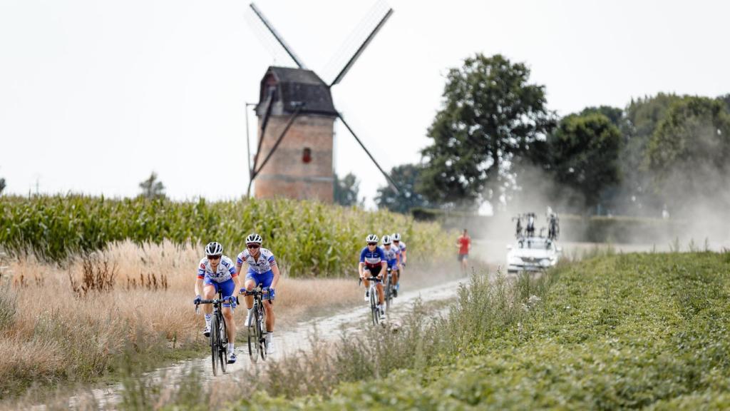 Ciclistas estudian los tramos de la Paris-Roubaix femenina