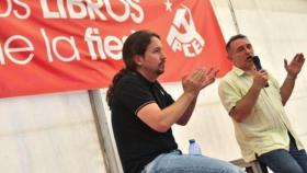 Pablo Iglesias aplaude al líder del PCE, Enrique Santiago, durante un acto político.