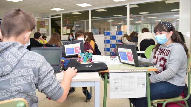 Alumnos trabajando con Chromebook