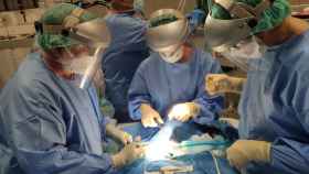 Un equipo de médicos realiza una cirugía.