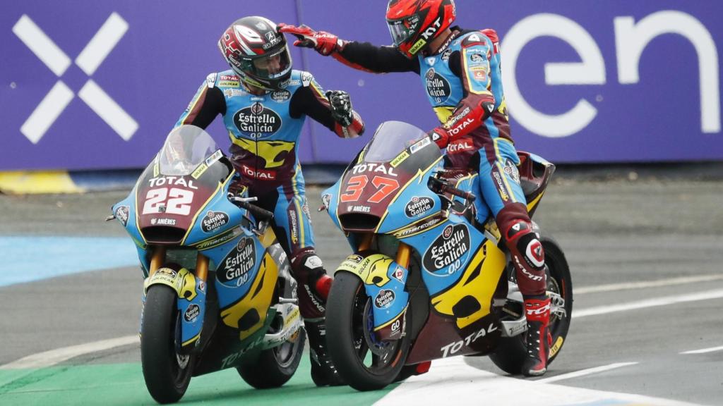 Sam Lowes recibe la felicitación de su compañero de equipo tras vencer en el Gran Premio de Francia