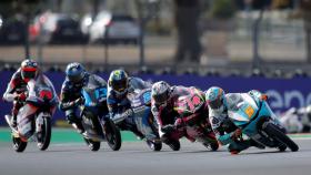 Jaume Masiá, al frente del grupo de cabeza en la carrera de Moto3 en el Gran Premio de Francia