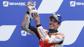 Álex Márquez levanta el trofeo tras finalizar segundo en el Gran Premio de Francia, en Le Mans.