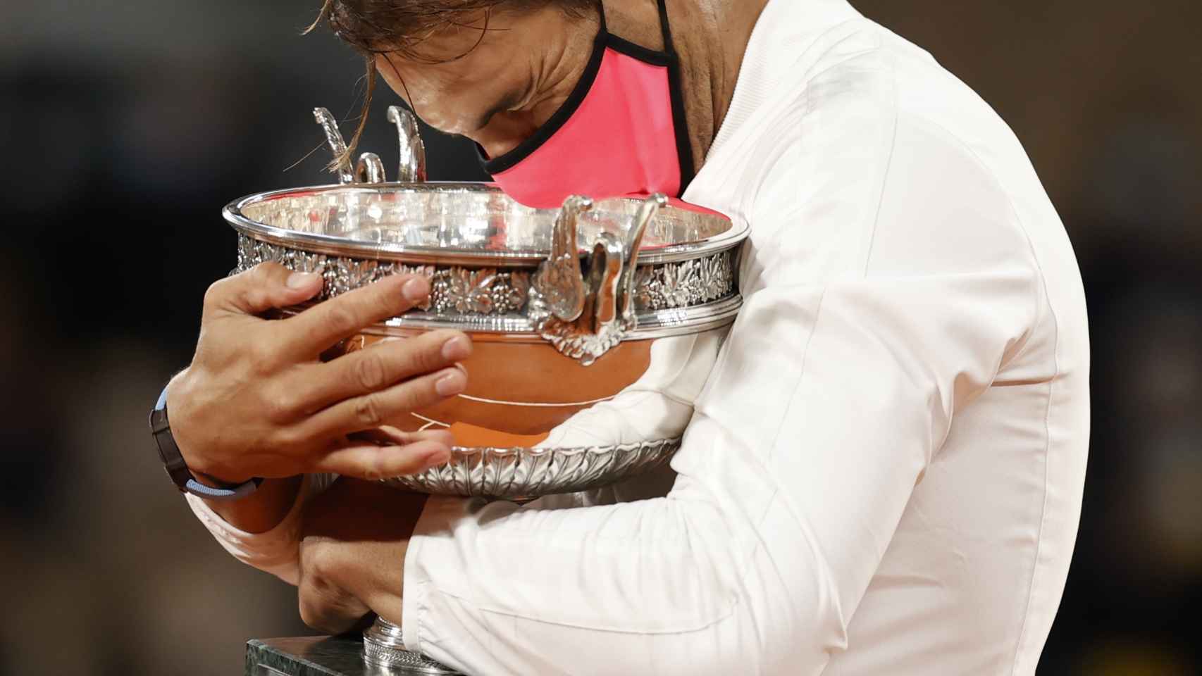Rafa Nadal, en la final de Roland Garros 2020, besa la Copa de los Mosqueteros