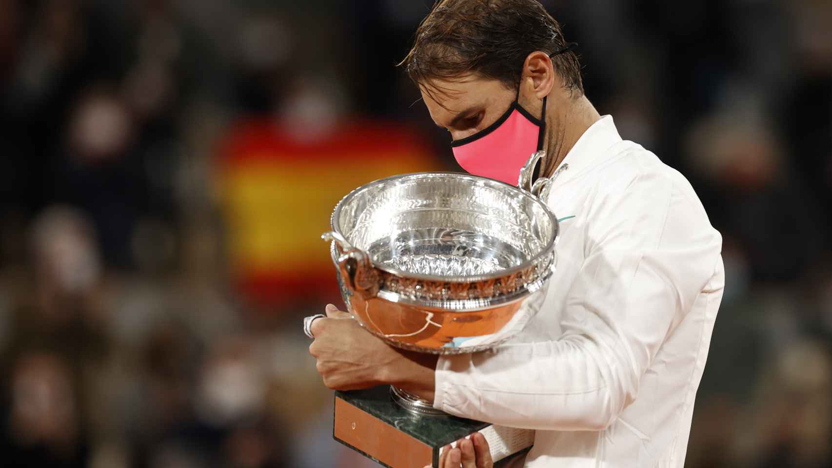 Rafael Nadal sostiene el trofeo de Roland Garros 2020