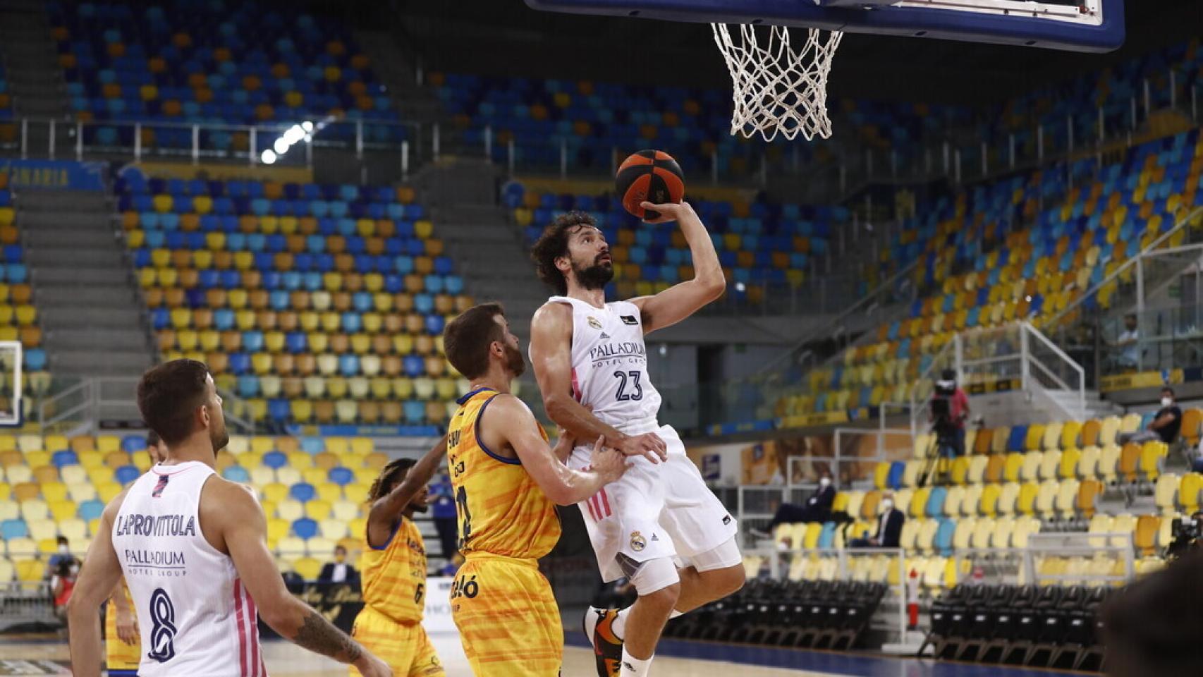 Canasta de Sergio Llull, en el Herbalife Gran Canaria - Real Madrid de la Liga Endesa