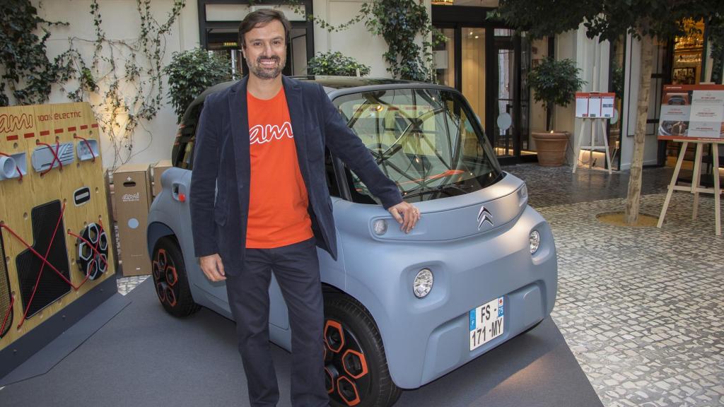 Nuno Marques junto con el nuevo Citroën Ami.