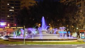 La fuente de Cuatro Caminos (A Coruña) iluminada de lila, en una imagen de archivo