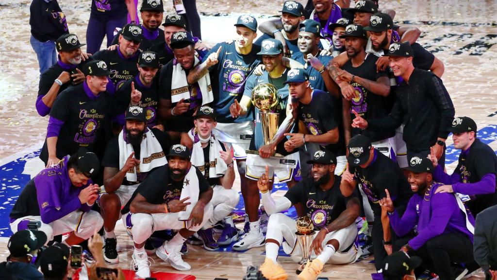 Los jugadores de Los Ángeles Lakers posan con el título de la NBA