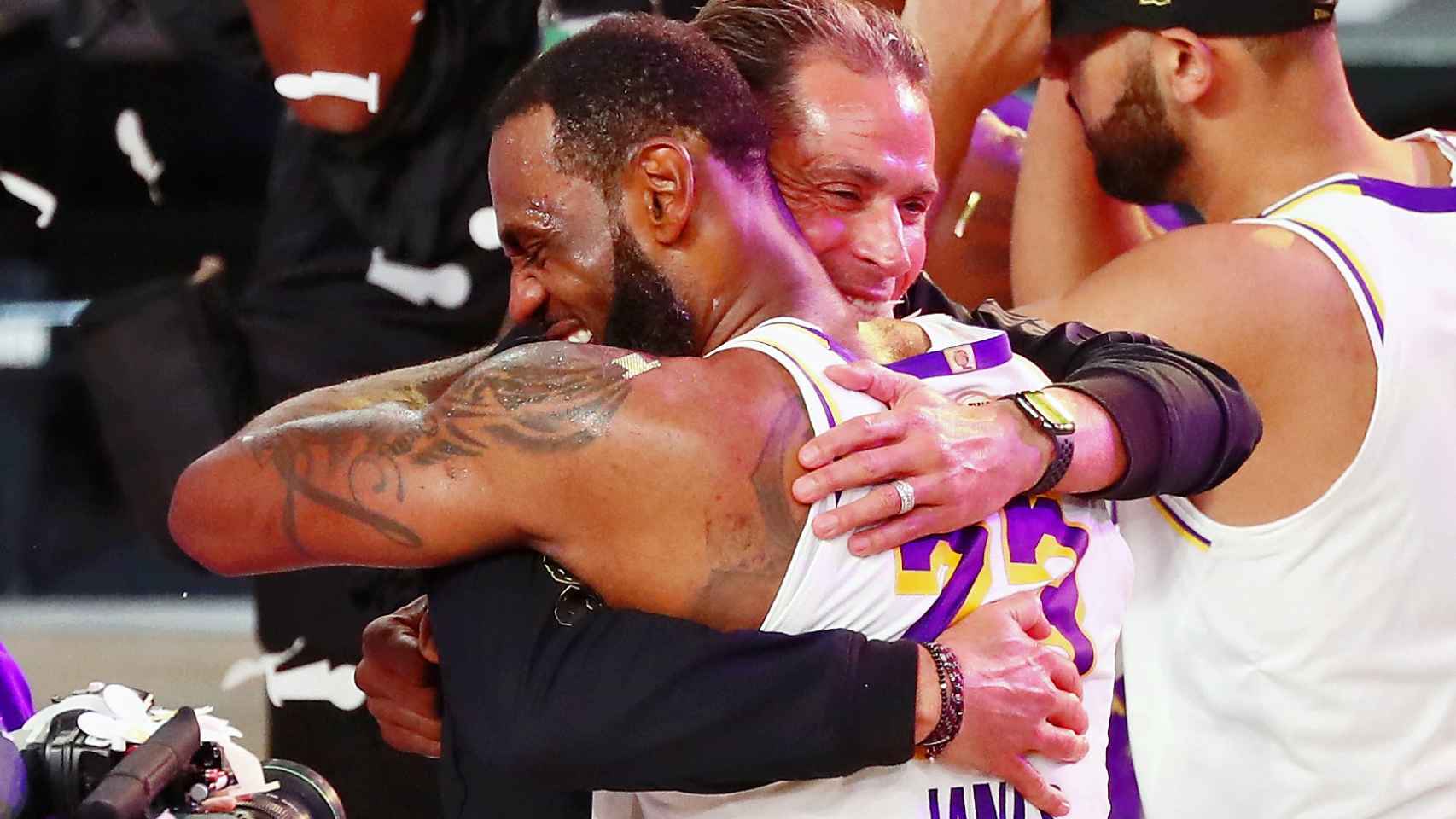 LeBron James y Rob Pelinka, General Manager de Los Ángeles Lakers, se abrazan celebrando el título de la NBA
