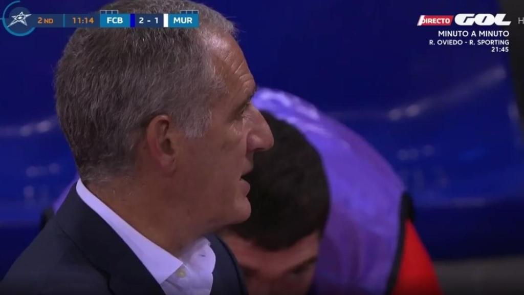 El momento en el que le cuelan un mensaje a Santi Duque en la retransmisión de la final de la Champions League de fútbol sala