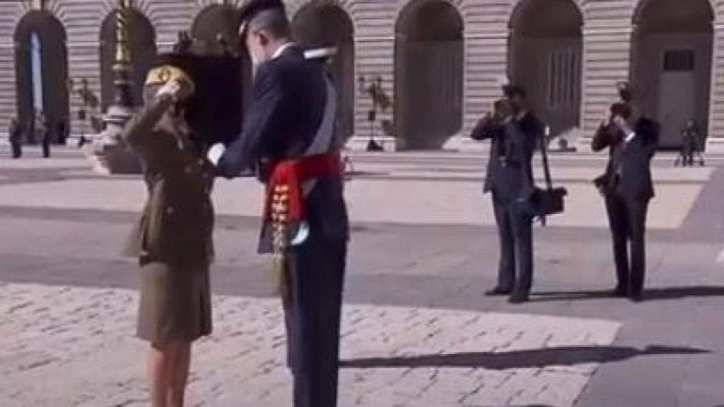 María Teresa Cortés Fuentenebro recibiendo la medalla del Rey.