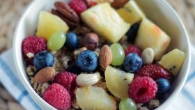 Un tazón de desayuno con algunos trozos de piña.