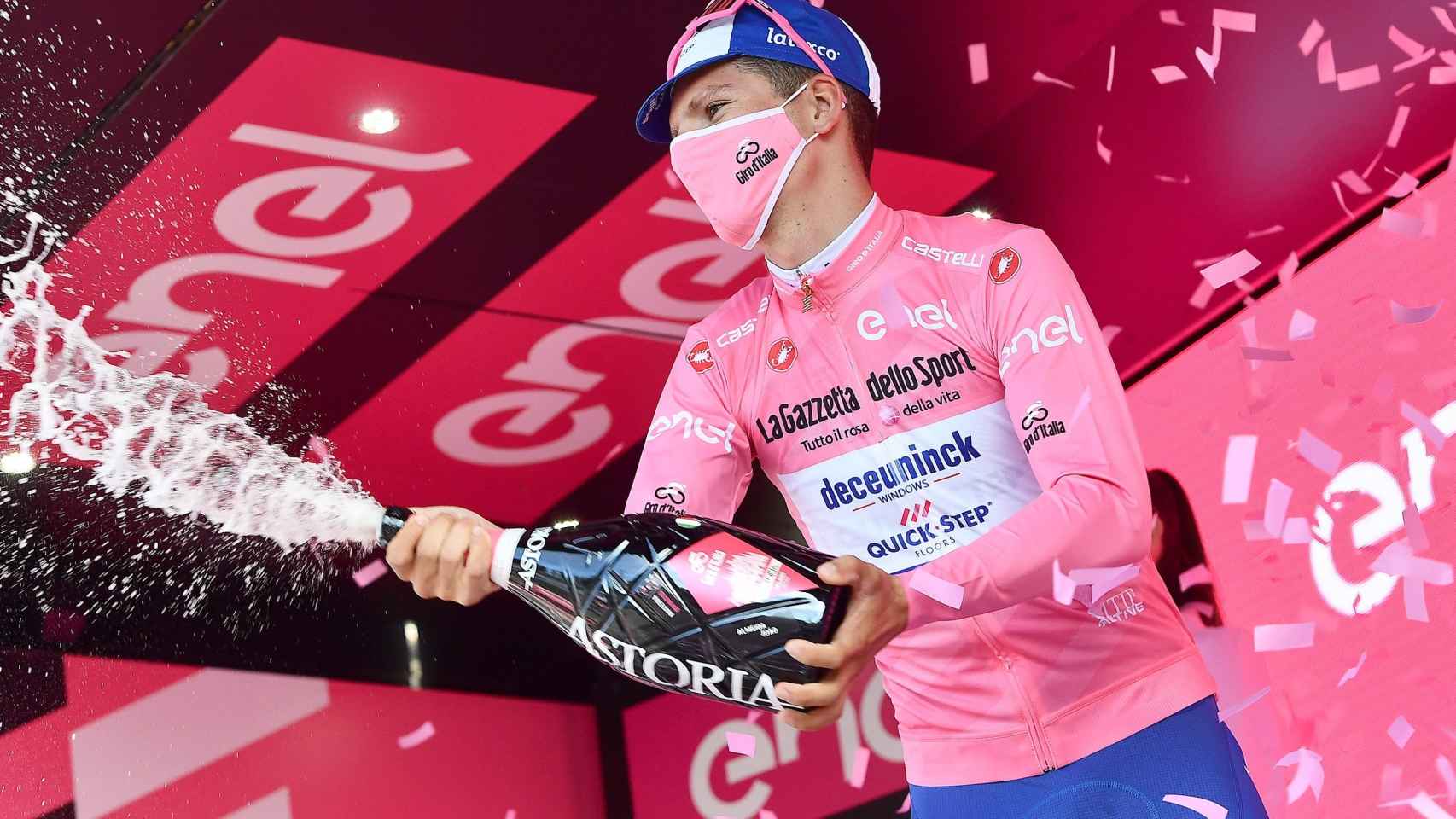 Joao Almeida celebra su liderato en la general del Giro de Italia