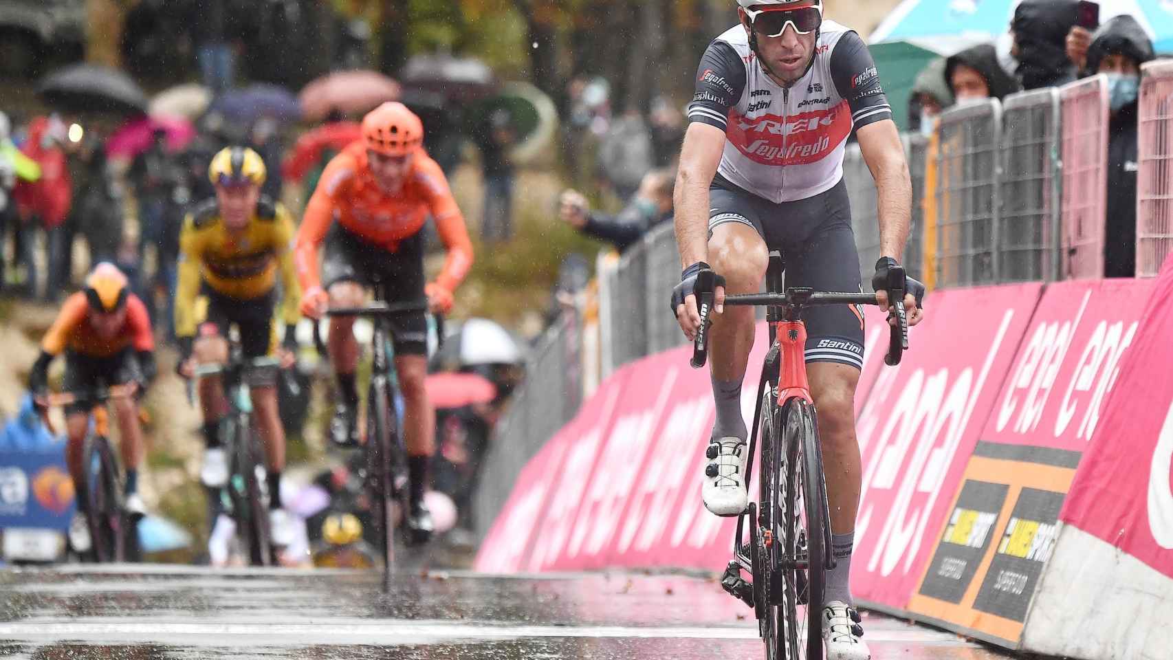 Nibali llega a meta en la etapa 9 del Giro de Italia