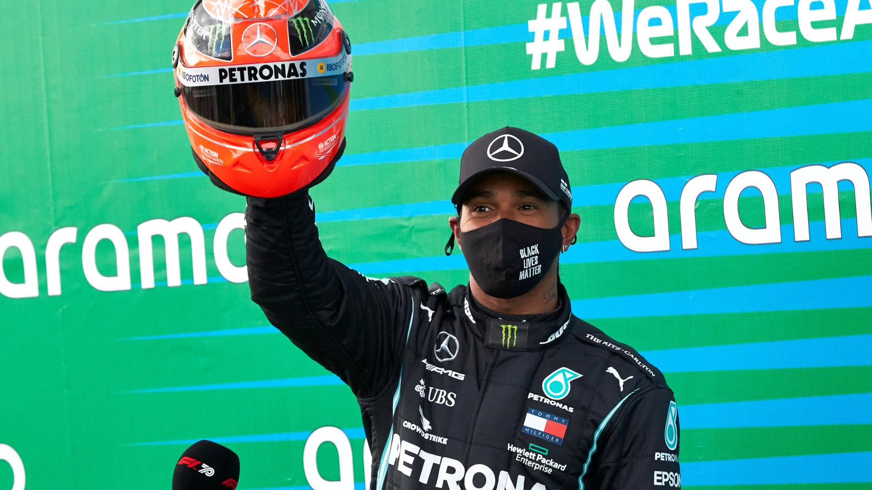 Lewis Hamilton posa con el casco de Michael Schumacher