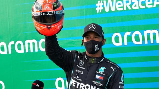 Lewis Hamilton posa con el casco de Michael Schumacher