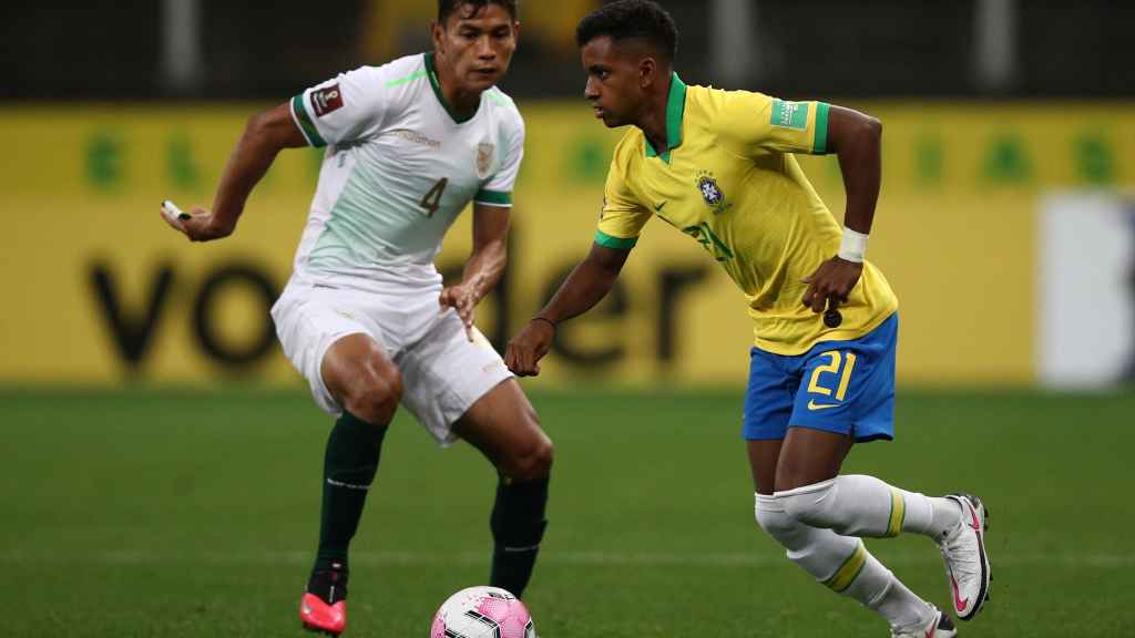 Rodrygo conduce el balón ante la defensa de Bolivia