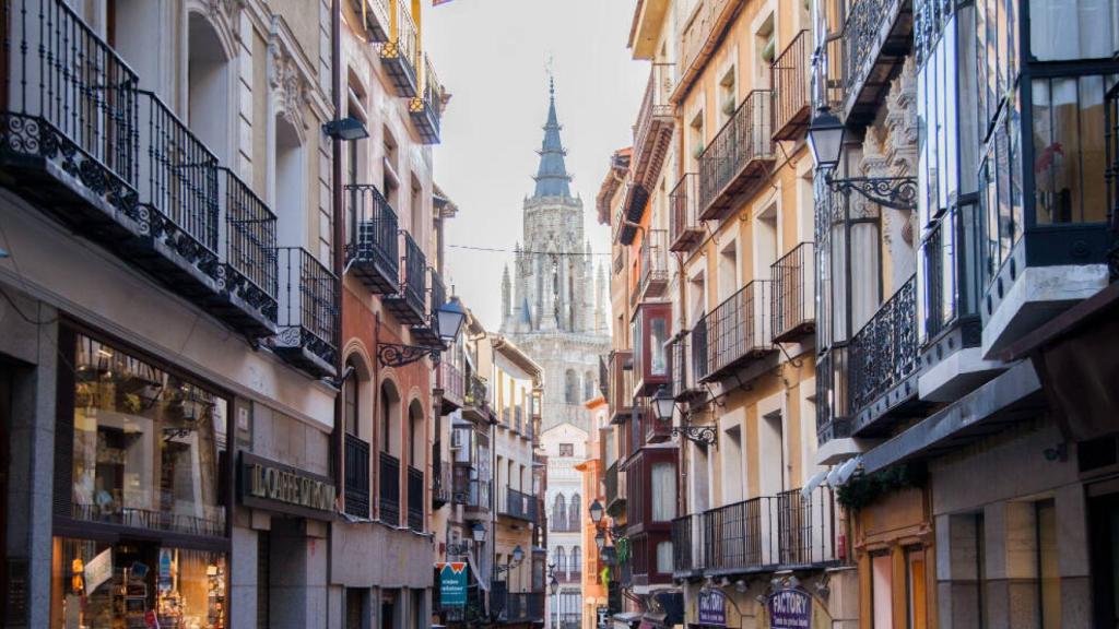 Una vista de la torre de la Catedral de Toledo desde la calle Comercio