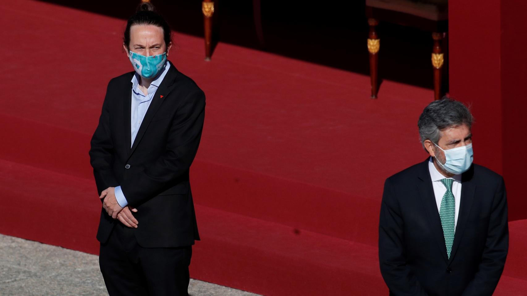 Pablo Iglesias observa a Carlos Lesmes (presidente del Tribunal Supremo), en los actos del 12-O.