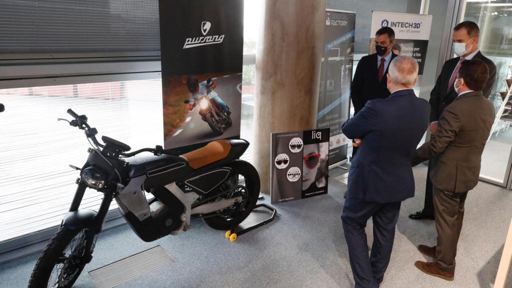 El Rey durante su visita mostró su interés por la moto eléctrica.