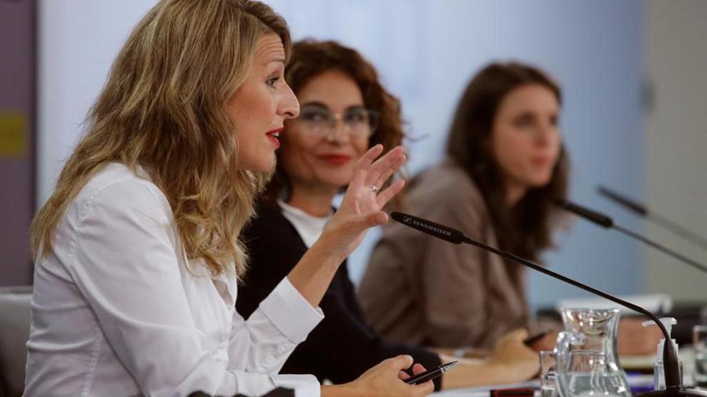 La ministra de Hacienda y ministra Portavoz María Jesús Montero (c), la ministra de Trabajo Yolanda Díaz (i), y la ministra de Igualdad Irene Montero, hoy martes durante la rueda de prensa posterior al Consejo de Ministros celebrada en el palacio de La Moncloa.-