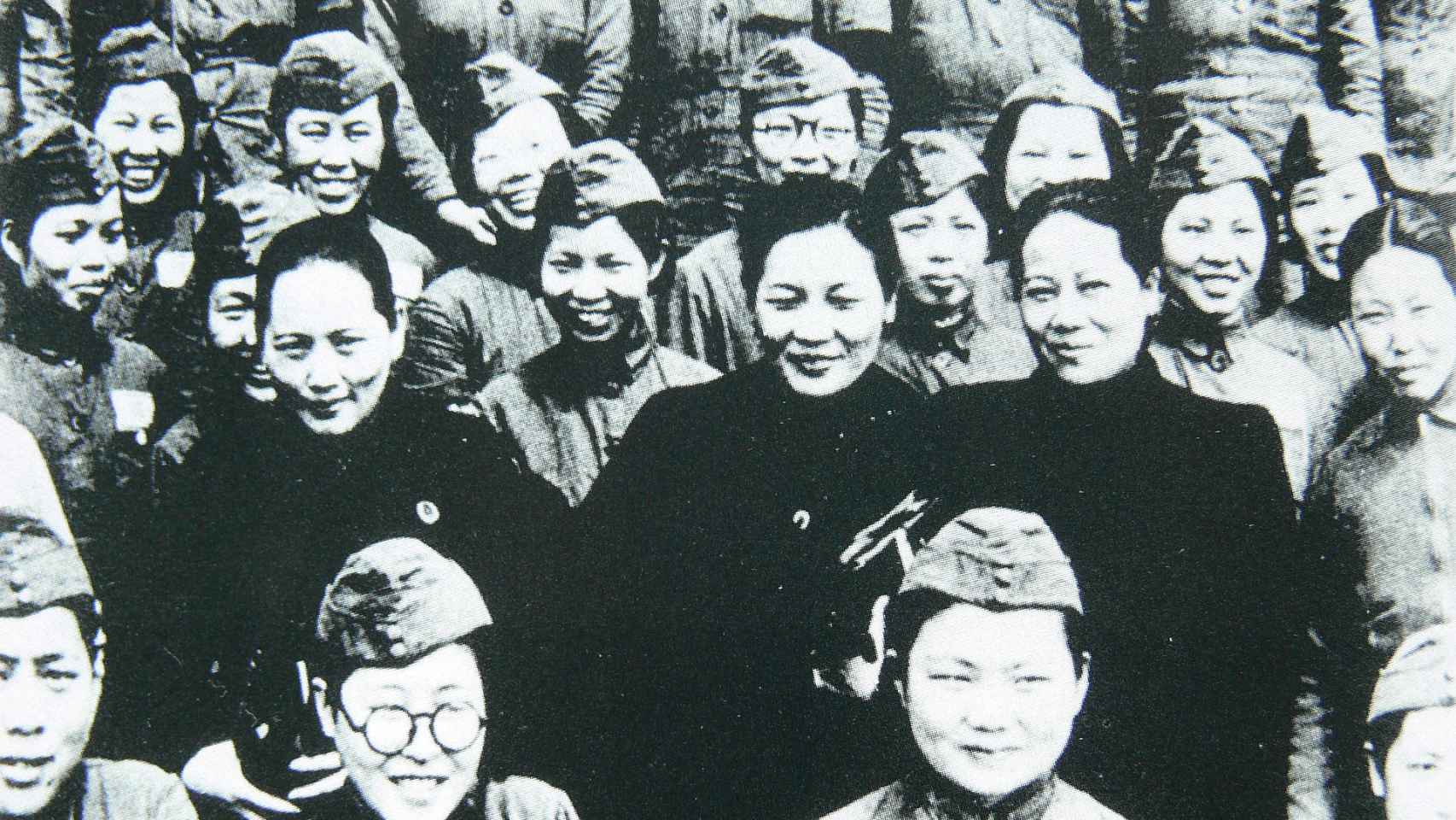 Las hermanas Soong visitando a mujeres soldado nacionalistas.