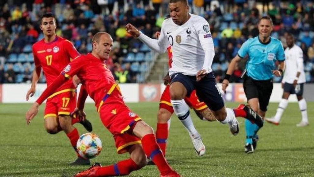 Ildefons Lima y Kylian Mbappé, en un partido oficial entre Andorra y Francia