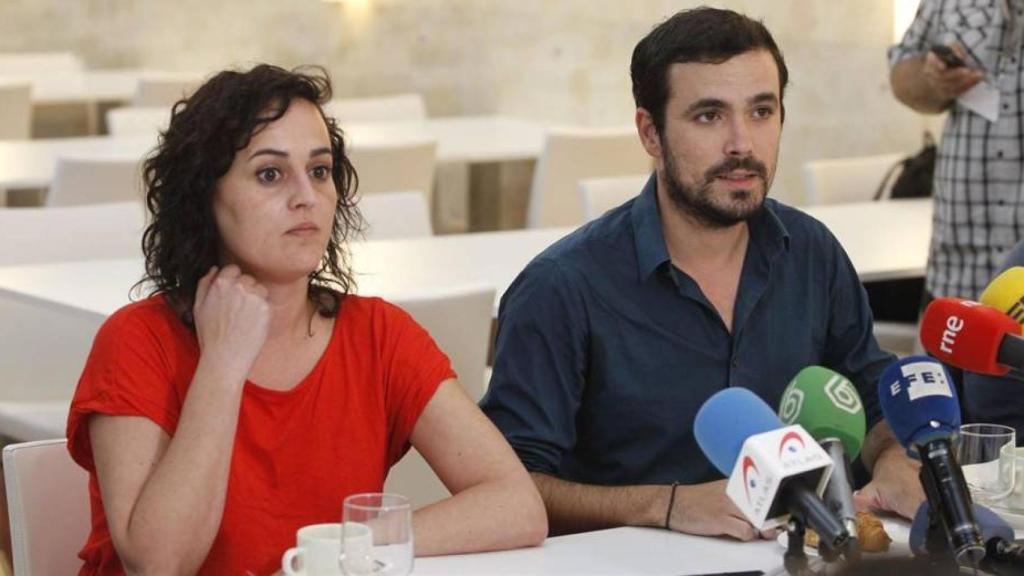 Clara Alonso junto al líder de Izquierda Unida, Alberto Garzón.