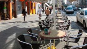 Una terraza de bar completamente vacía.