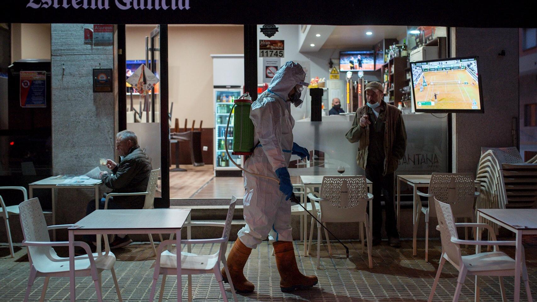 Un operario realiza labores de desinfección por las calles de Ourense. EFE/ Brais Lorenzo