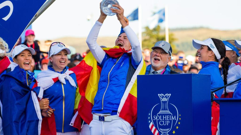 Carlota Ciganda alza el trofeo de la Solheim Cup en 2019 en Gleneagles