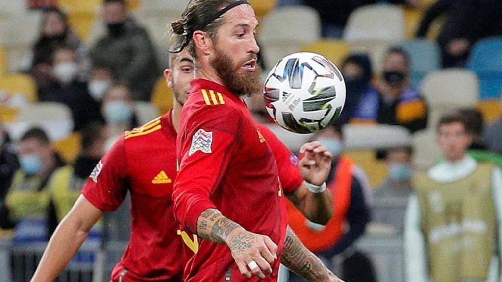Sergio Ramos controla un balón, durante un partido de la selección española