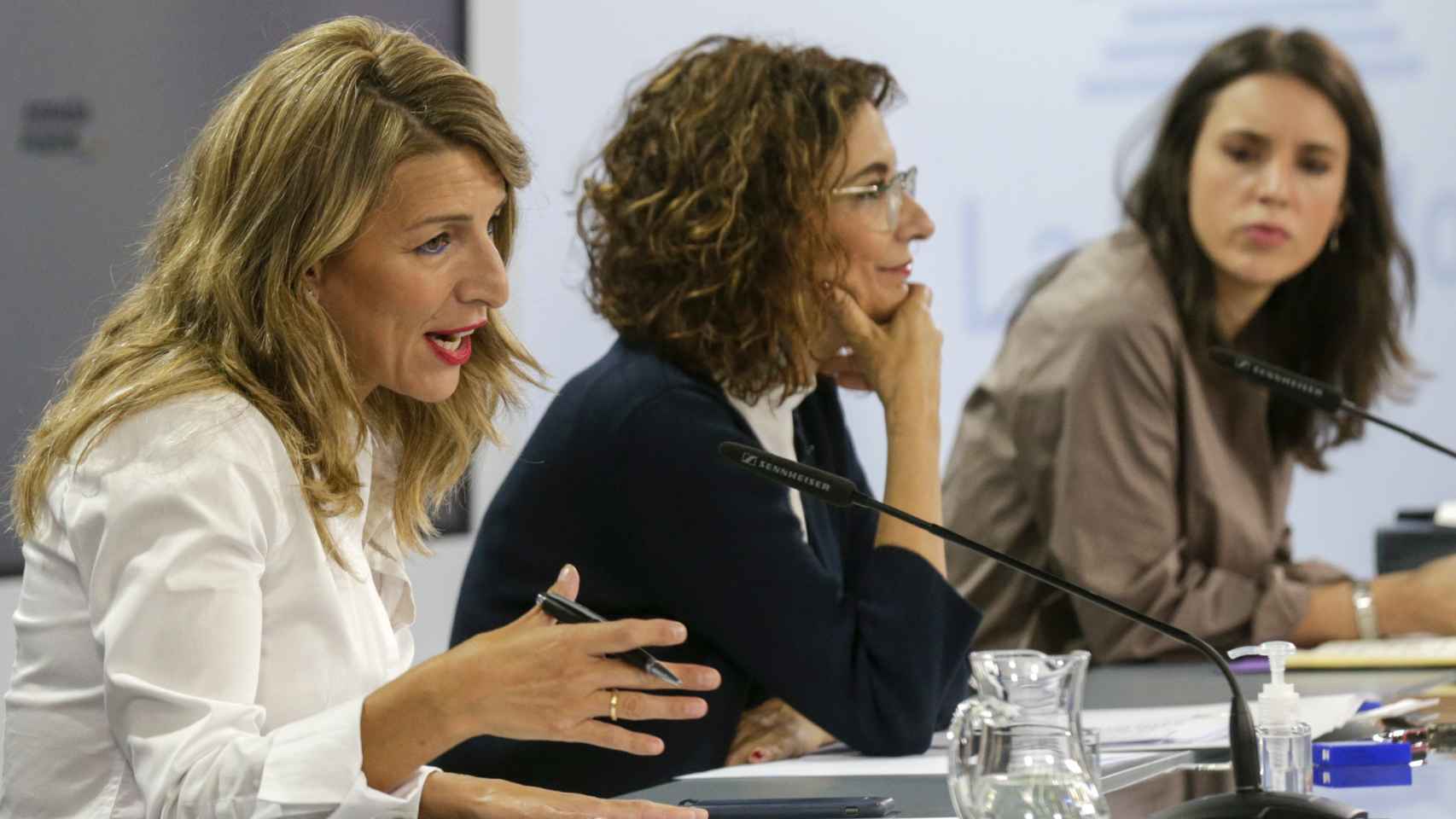 La ministra de Trabajo, Yolanda Díaz; de Hacienda, María Jesús Montero; y de Igualdad, Irene Montero.