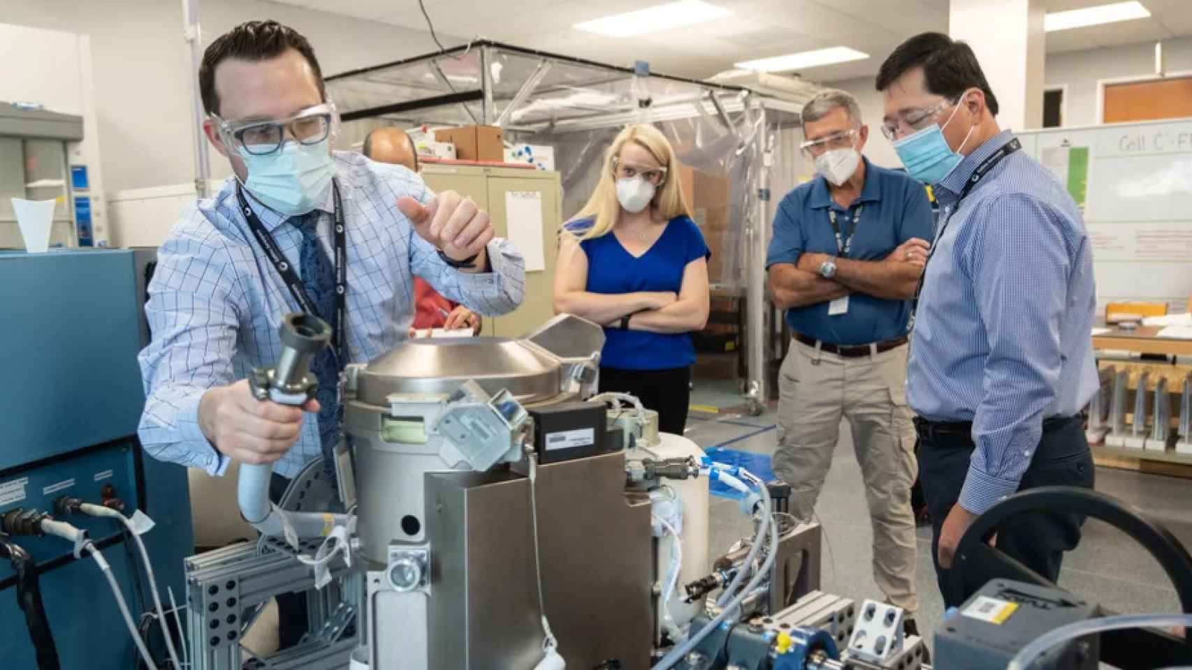 La astronauta de la NASA Kate Rubins supervisa el nuevo retrete de la NASA. Rubins viajará a la EEI en octubre, después de que llegue el inodoro.