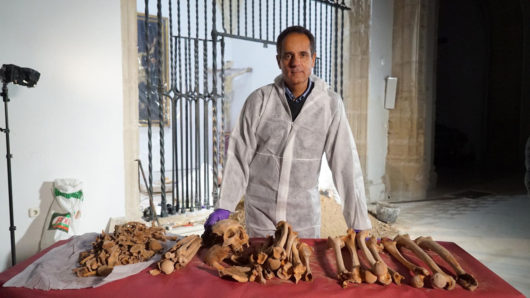 El forense José Antonio Lorente con los restos de los Colón.